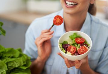 O que você coloca no prato pode salvar sua audição: nutrientes essenciais para os ouvidos