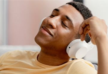 Além do silêncio: como a terapia de som reconecta o cérebro que sofre com zumbido