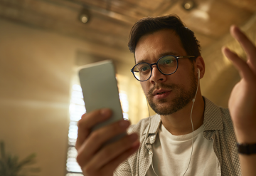 Celular e dificuldade auditiva: qual é a relação?