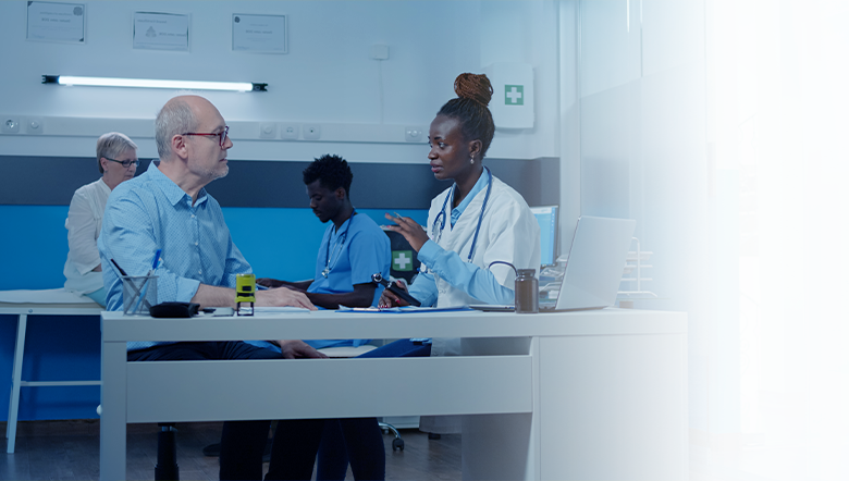 Reabilitação auditiva dos idosos: veja como a família pode apoiar nessa etapa