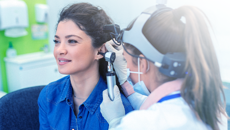 Qual a importância dos exames auditivos regulares?