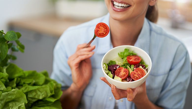 O que você coloca no prato pode salvar sua audição: nutrientes essenciais para os ouvidos