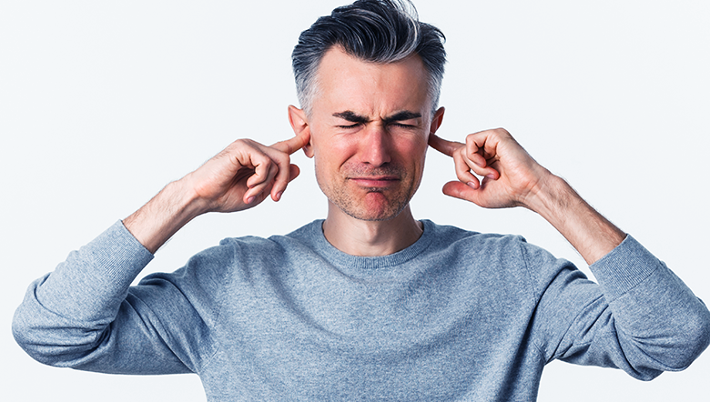 Conheça os 5 principais sintomas de problemas no ouvido