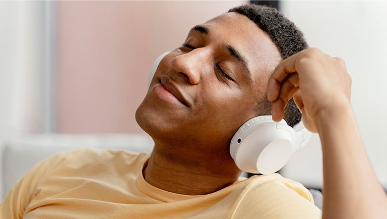 Além do silêncio: como a terapia de som reconecta o cérebro que sofre com zumbido