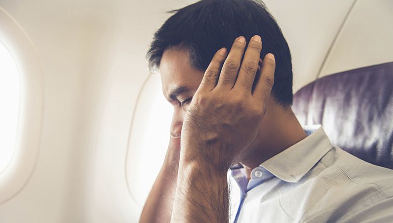 Por que a pressão no ouvido aumenta quando estamos no avião?