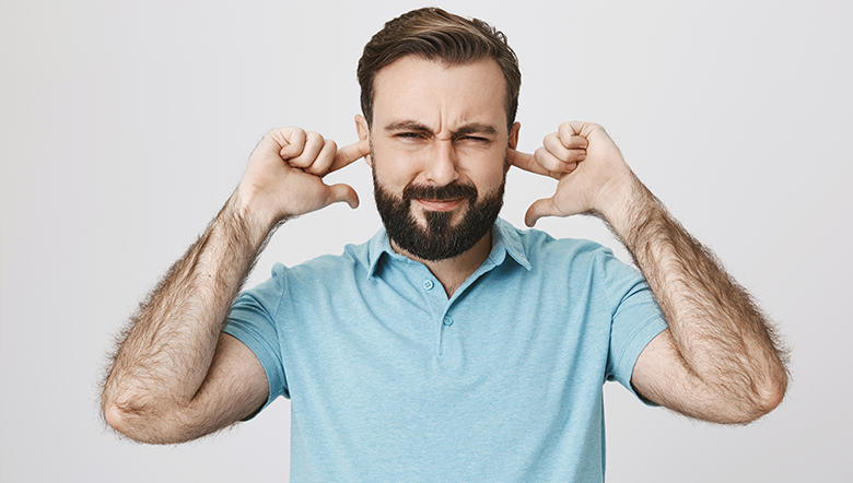 Qual a relação entre homens e perda auditiva?