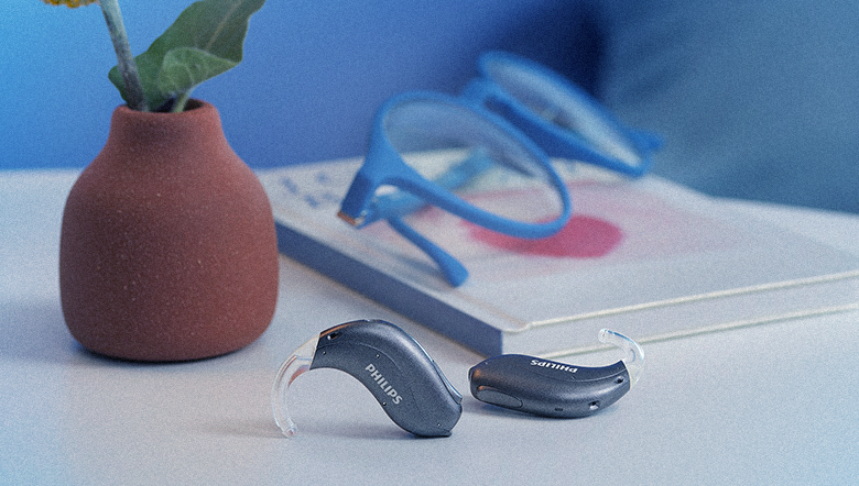 Qual a importância do acompanhamento e ajustes nos aparelhos auditivos?